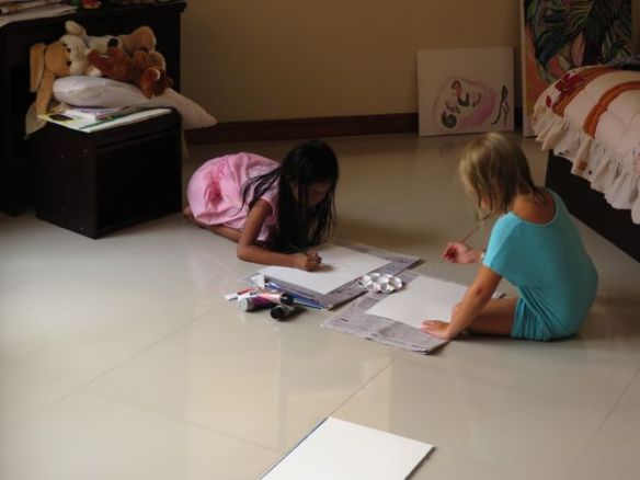 Myös kotona on tehty taidetta, tässä naapurin suomalais-thaimaalaisen kaverin kanssa