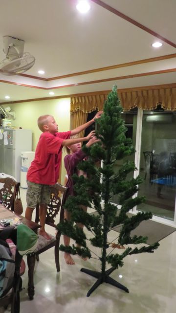 Kun saatiin oksat oikeinpäin asennettua, se alkoi jo muistuttaa kuusta