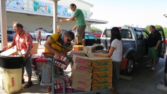 Tukun pihalla tavaroita siirretään ostoskärryistä avolavapakun kyytiin