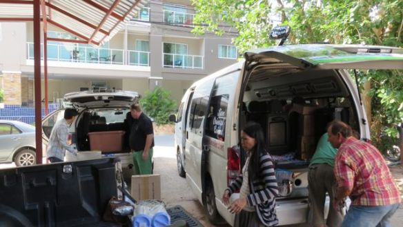 Ja lopulta minibussiin sekä kahden muun auton takatilaan