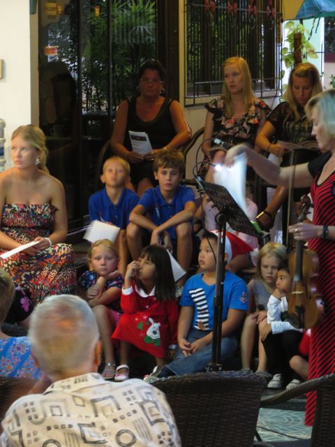 Koululaiset pääsivät vielä kerran esiintymään norjalaisessa merimieskirkossa ennen lomalle siunaamista ja todistusten jakoa