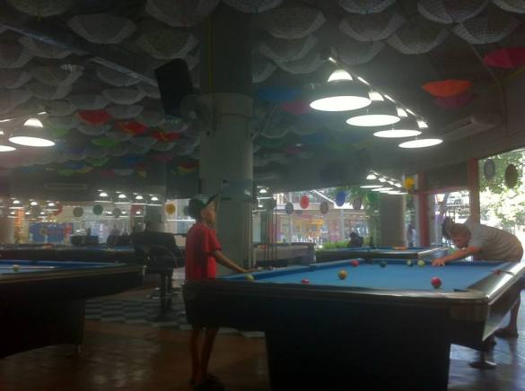 Pojat ovat käyneet pelaamassa biljardia useampaan otteeseen