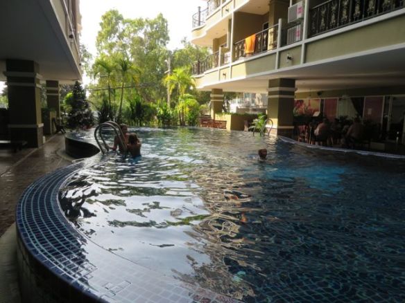 Koulun uima-allas oli viileitten öitten jälkeen suorastaan kylmä, oli kuin olisi avantoon hypännyt kuumasta saunasta!