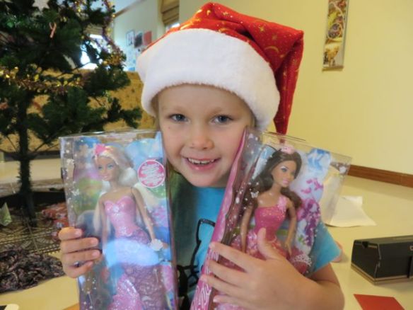 Piekun paketista löytyi kaksi Barbia. Suomesta joulupukki lähetti myös mm. suklaata ja uuden Nomination -palan. Serkuilta tuli ihania kortteja!