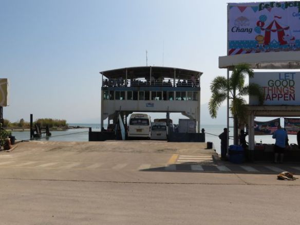 Odotellaan lautalle pääsyä