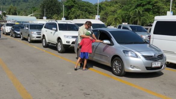 Mitsun edessä vuokraamamme auto