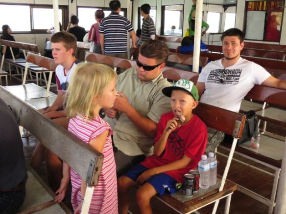 Lautalla oli kauppa ja kahvila ja yläkannella hyvä ihailla maisemia