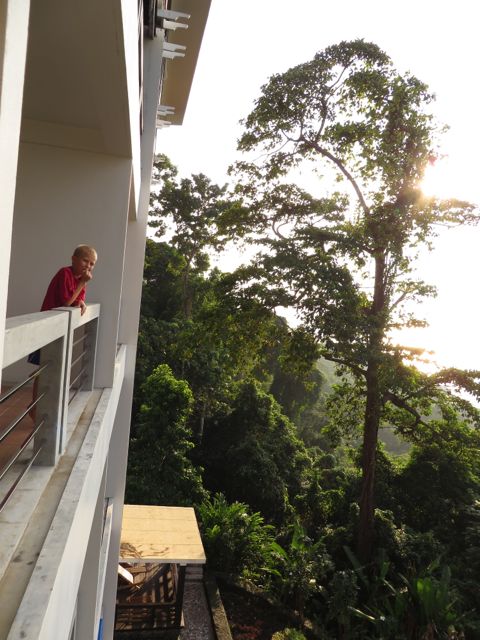 Meillä oli kolme vierekkäistä huonetta, oman perheen huoneiden välissä vielä ovi!