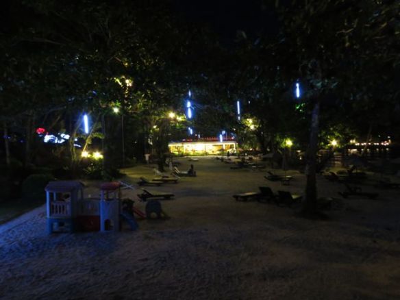 Hotellin rantaa pimeällä