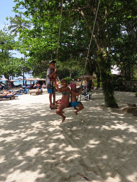 Ja keinumista rannan lukuisissa jättikeinuissa!