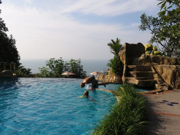 Ylätasolla oli oma uima-allas, ja sieltäkin mielettömät maisemat. Opun tyylinäytteitä jälleen...