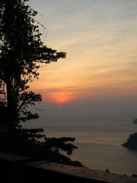Auringonlaskua ihailemassa parvekkeella