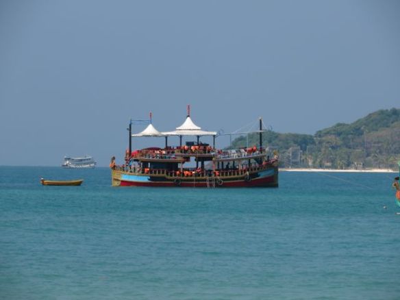 Meidän alus "Kon-Tiki", josta kuljettiin rannalle pienellä moottoriveneellä