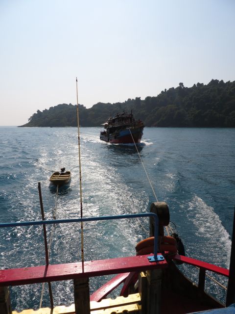 Eräältä toiselta laivalta hajosi kone, ja jouduimme hinaamaan jonkin aikaa