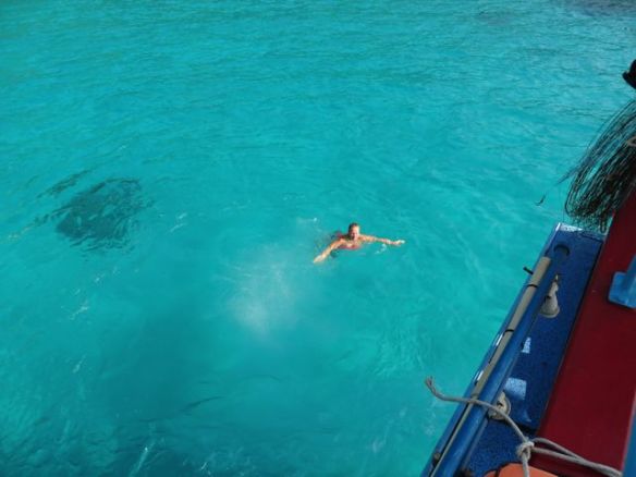 Nyt ollaan Koh Rangilla, vesi kristallinkirkasta ja uskomattoman hienoja kaloja ja koralleja aivan rannan tuntumassa