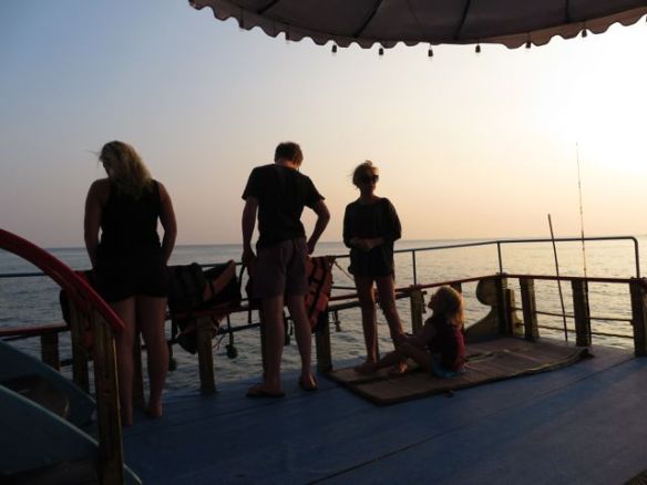 Paluumatka auringon laskiessa. Olimme satamassa vasta viiden maissa hinauksen aiheuttaman viiveen takia