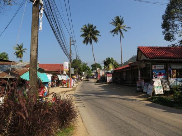 Kävelyllä saarta kiertävällä tiellä, suuntana 7-eleven. Lyhytkin matka on aikamoinen lenkki korkeuserojen takia
