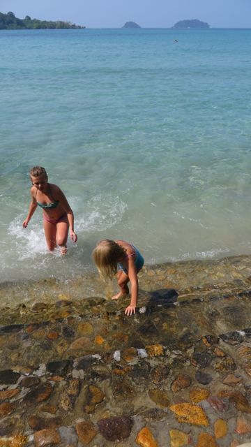 Aamulla, uimassa rannalla nousuveden aikaan