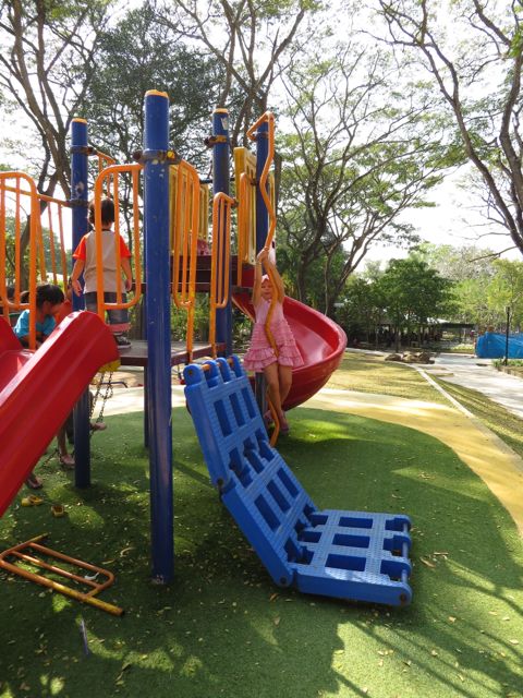 Alueella oli myös kiva leikkipuisto ja kahviloita, sekä hyvää ja todella edullista thairuokaa tarjoava ravintola (annokset n. 40 bahtia eli 1€/kpl)