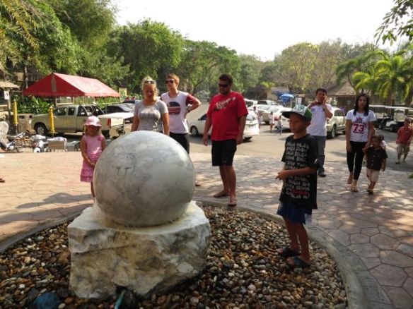 Ihmeellinen veden päällä pyörivä pallo