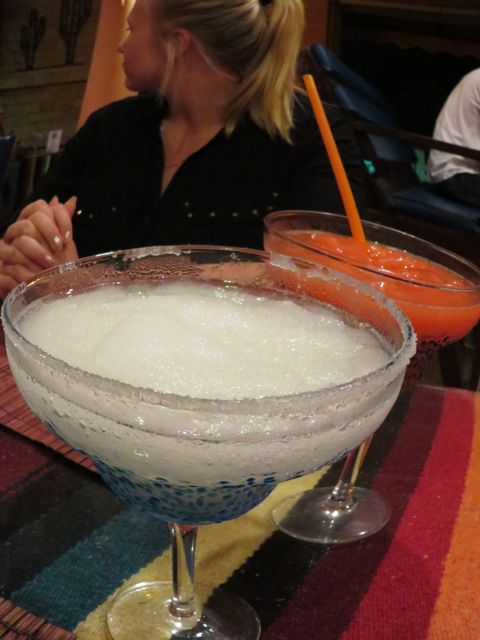 Kävimme uudestaan Mikes Mexican Restaurantissa, ja Margaritat olivat juuri niin hyvät kuin muistimmekin. Ruoka sen sijaan oli paljon parempaa: ekalla kerralla syyskuussa jotenkin mautonta, nyt herkullista (varsinkin jalapenopoppersit...)