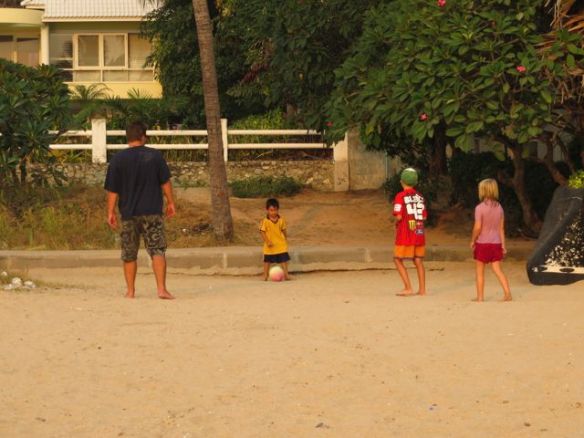 Paikallinen pikkupoikakin halusi osallistua peliin