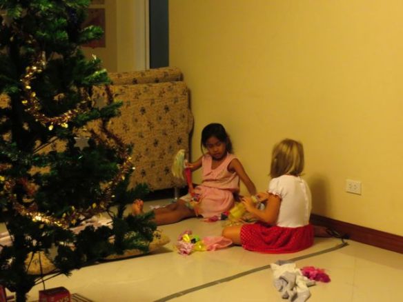 Berbie-leikkejä naapurintytön kanssa