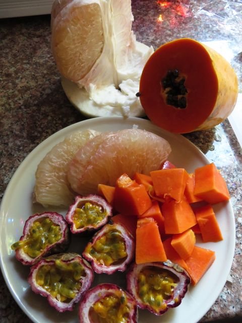 Thaimaan parhautta: tuoretta pomeloa, papaijaa ja passionhedelmää.