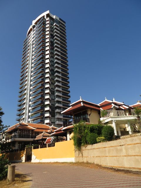 Pratamnakin rannan mielenkiintoista ja monipuolista arkkitehtuuria...