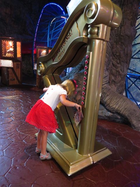 Ihmeellinen harppu, jonka näkymättömiä kieliä pystyi soittamaan vaikka päällään