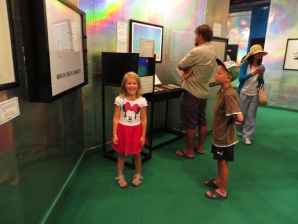 Taustalla olevaa 3D-taulua tuijotettiin ja tuijotettiin -ja alkoihan siellä näkyä vaikka mitä