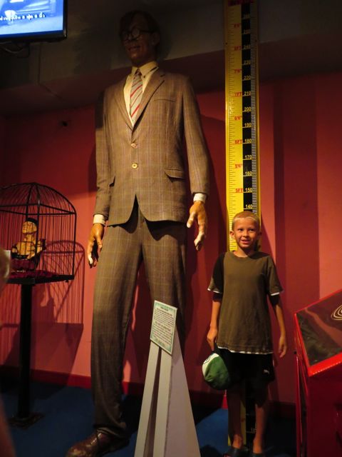 Wadlow ja Oppu. Toinen heistä on maailman pisin mies