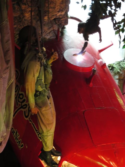 Tätä epäonnekasta laskuvarjoilijaa apinat pitivät hengissä päiväkaupalla