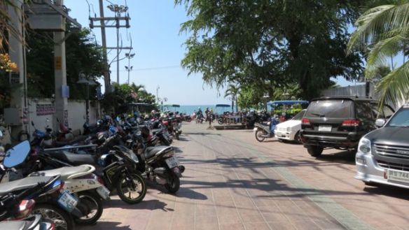 Pratamnakin rantaan vievä tie siistinä