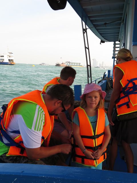 Pelastusliivien kiristelyä