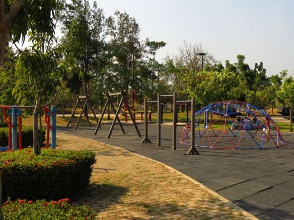 Youth Sport Centerin leikkikenttää ihan kirjaston vieressä