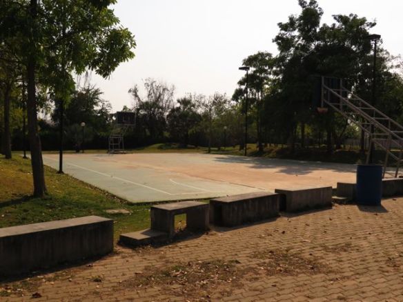 Keskuksella on myös koripallokenttiä