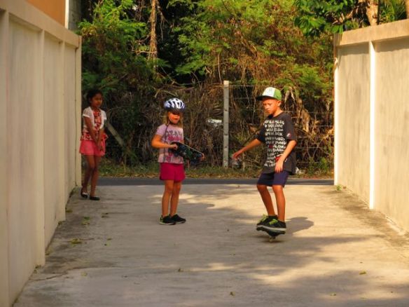 Ekat kokeilut omalla ajotiellä ennenkuin löydettiin kunnon kypärät