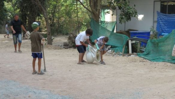 Koulun kentän raivausta