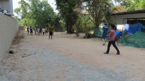 Koulun "kentän" raivausta