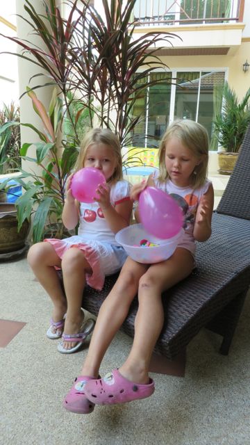 Kaverin kanssakin leikittiin ilmapalloleikkejä