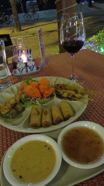 Illallisella rantakadun Rabbit Resortissa