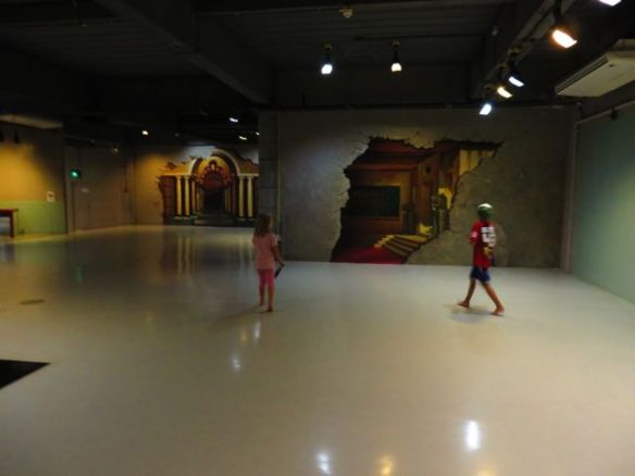 Tilaa on paljon, ja on helppo etsiä kohta jossa maalaus näyttää kolmiulotteiselta