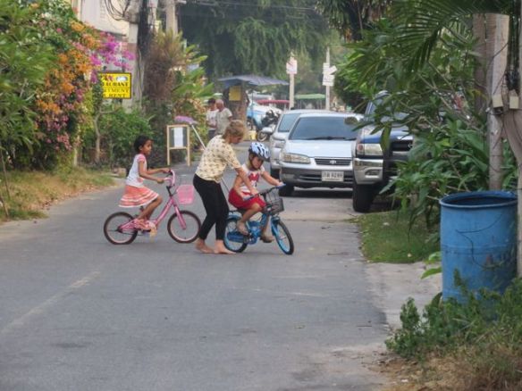 Sinnikästä opettelua ilman apupyöriä... kyllä se siitä! Kaveri mukana tsemppaamassa