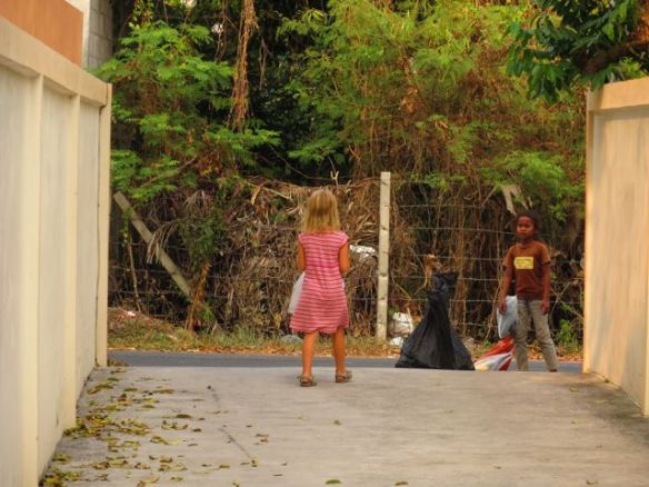 Piekku viemässä tyhjiä pulloja pullonkerääjälapsille, pullat eivät olleet vielä valmiina harmi vaan!