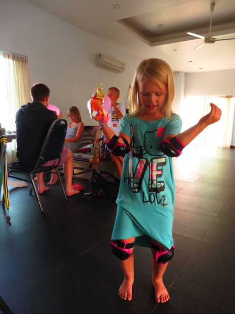 Piekulle hankittiin erinäisiä suojuksia pyörälläajohommia varten, muttei niitä malttanut jättää kotiin...