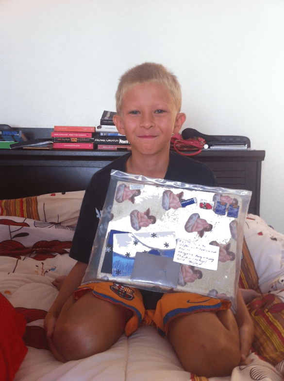 Joulupäivänä myös posti kulki normaalisti, ja Opulle tuotiin kotiovelle lahjapaketti Suomen-kummeilta! Hieno ajoitus!