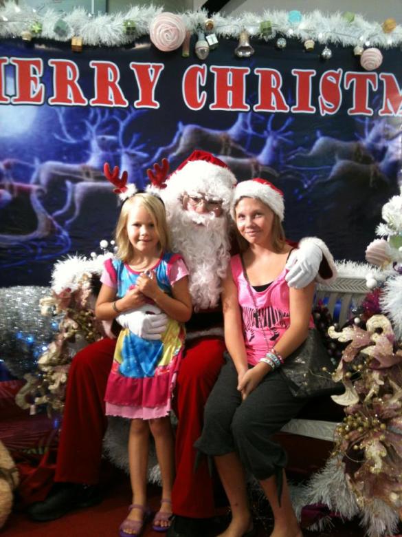 Central Festival -ostoskeskuksessa pääsi joulupukin kanssa kuvaan