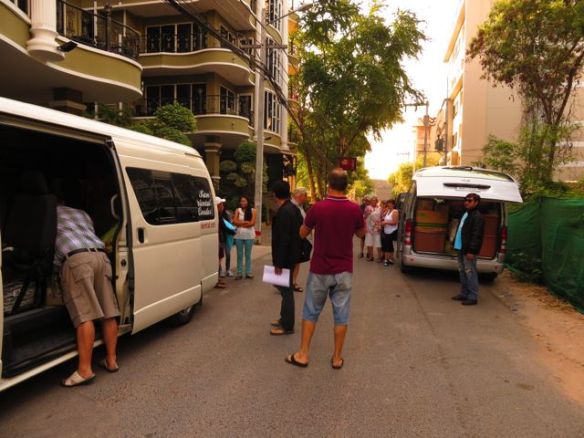 Viimeisten tavaroitten ja lähtijöitten sijoittelua autoihin