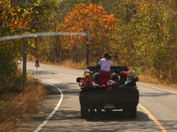 Lavallnen huivipäisiä "mummoja", mihinhän lie matkalla?